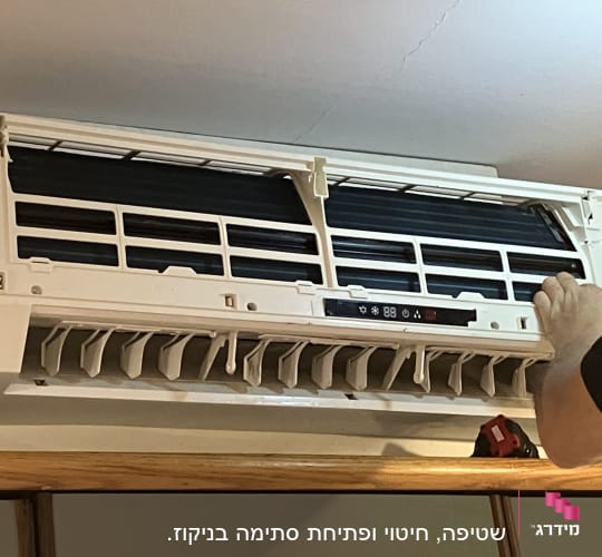 תחזוקת מזגן על ידי אדם עם כלי עבודה
